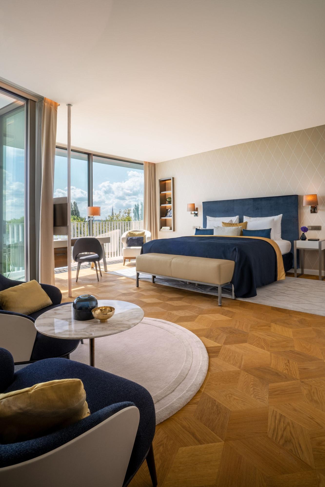 The Fontenay Hamburg Zewnętrze zdjęcie A bedroom at the hotel