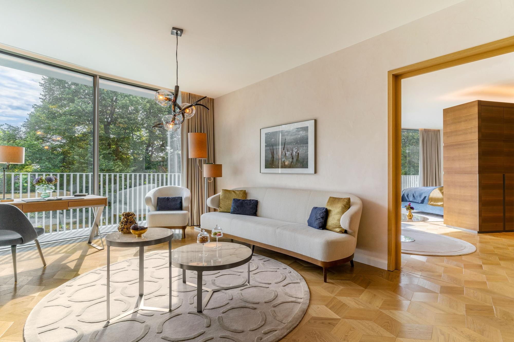 The Fontenay Hamburg Zewnętrze zdjęcie A living room at the Mandarin Oriental