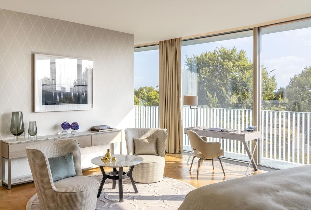 The Fontenay Hamburg Zewnętrze zdjęcie A guest room at the West Hollywood hotel