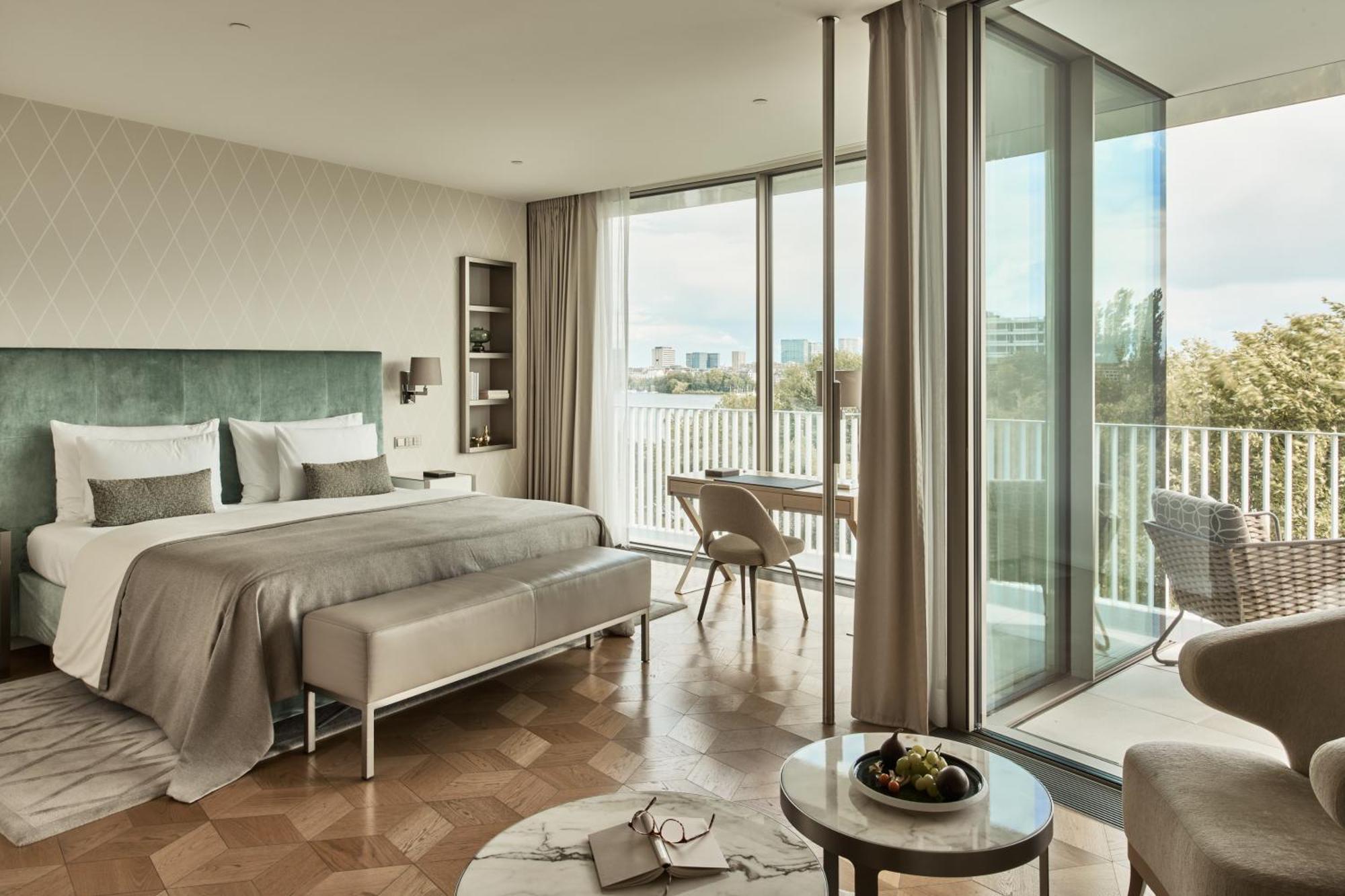 The Fontenay Hamburg Zewnętrze zdjęcie A bedroom at the London West End