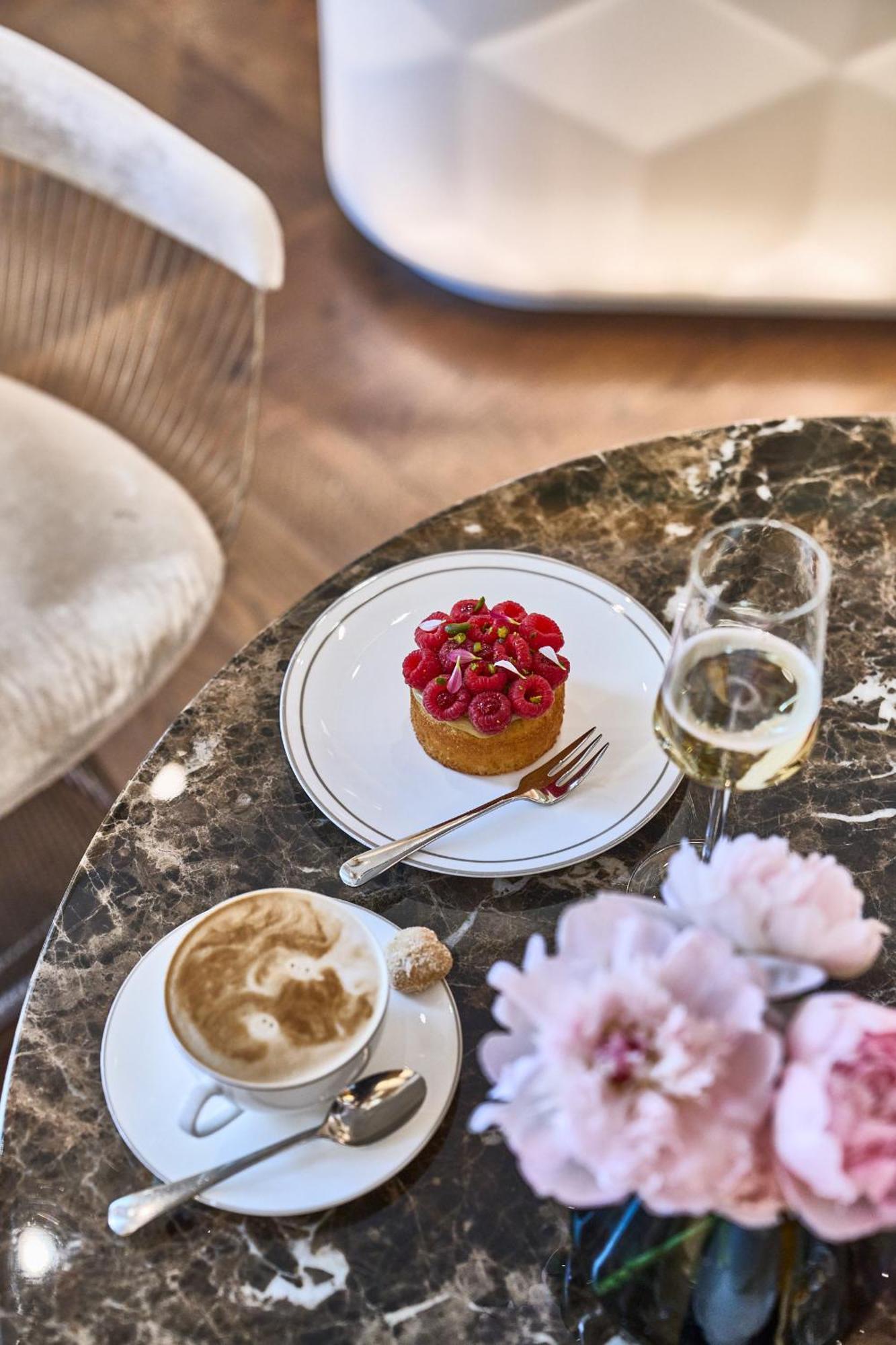 The Fontenay Hamburg Zewnętrze zdjęcie A raspberry tart