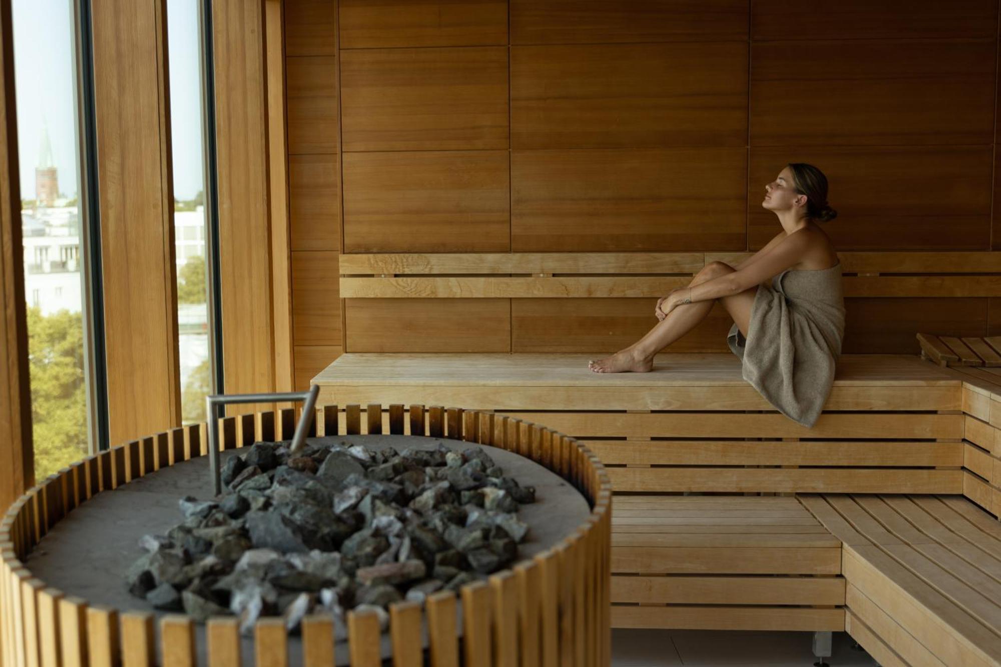 The Fontenay Hamburg Zewnętrze zdjęcie A woman in a Finnish sauna