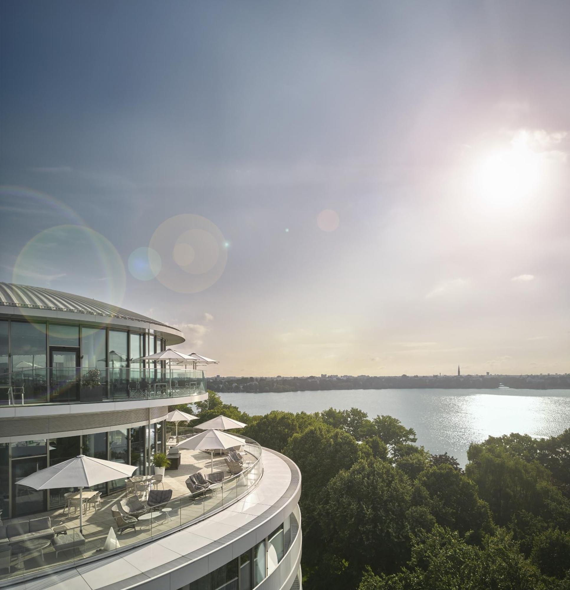 The Fontenay Hamburg Zewnętrze zdjęcie View of the River Thames from the penthouse